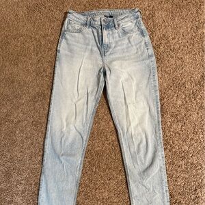 American Eagle Strigid Light Wash Mom Jeans Size 4 Long